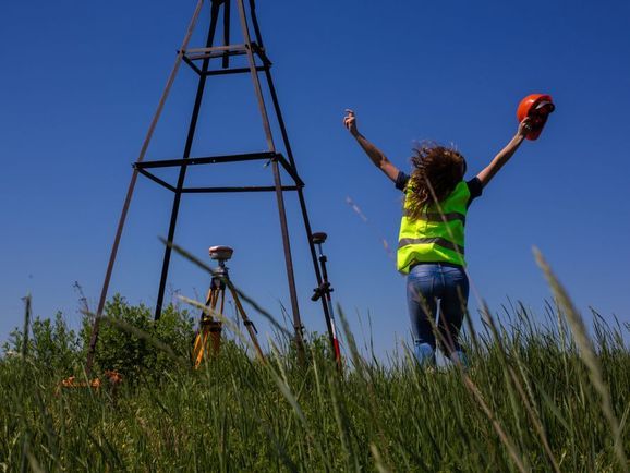 Gelber Kran und gelbes Vermessungsgerät