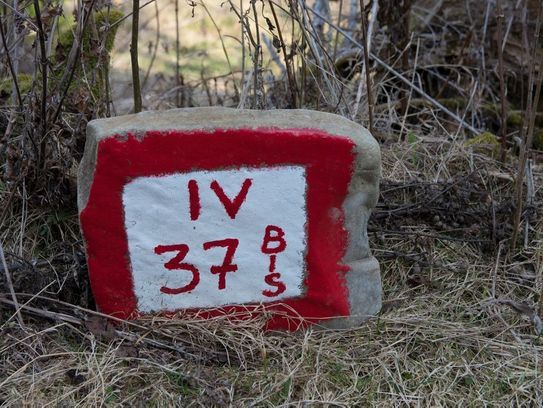 Stein mit Buchstaben und Zahlen