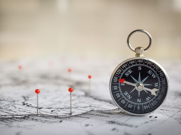 Gelber Kran und gelbes Vermessungsgerät