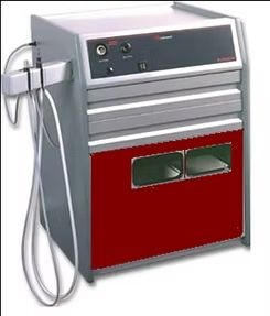 Máquina médica com painel vermelho, corpo cinza e duas aberturas. Controles na parte superior.