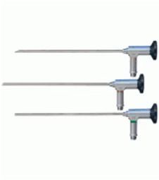 Três endoscópios médicos com hastes de metal e alças, dispostos horizontalmente.