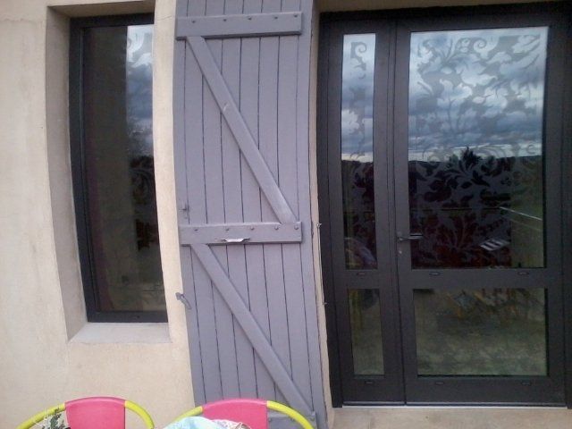 Porte d'entrée en aluminium ou PVC