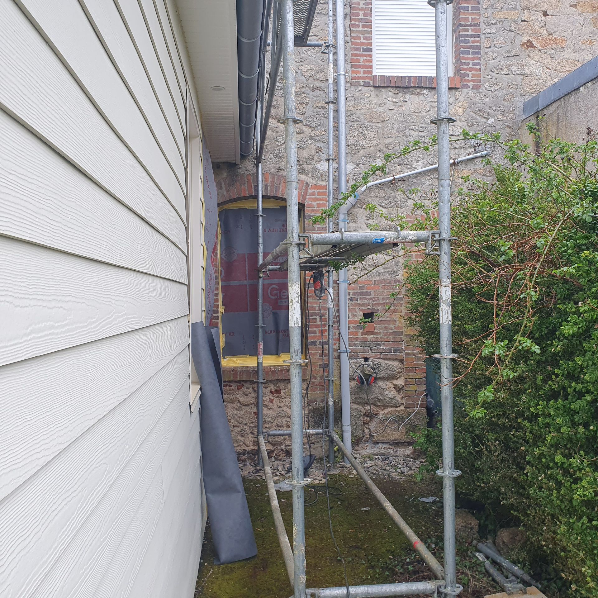 Rénovation de bardage blanc et de mur de briques
