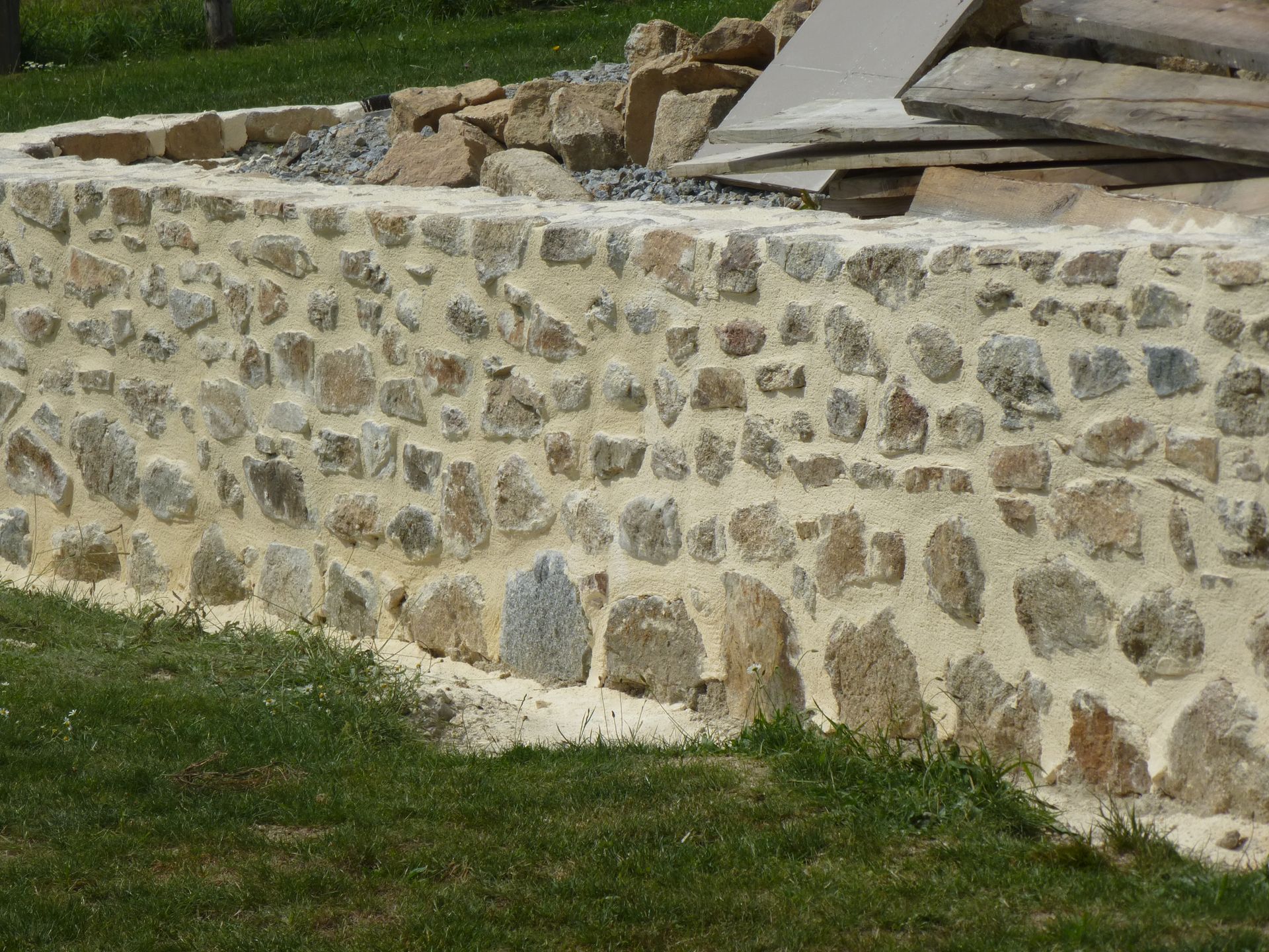 Construction de mur en pierre