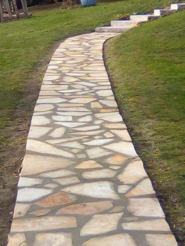 Allée en pierre naturelle