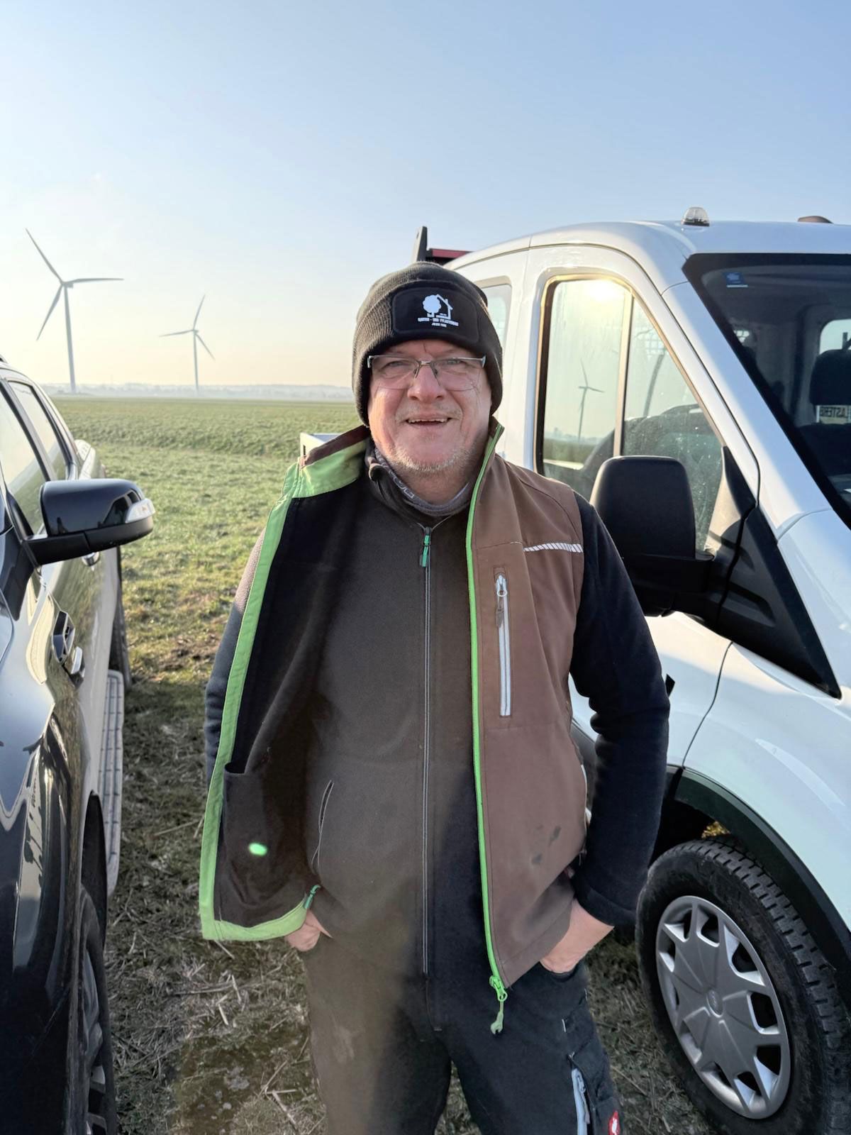 Ein Mann mit Kopfhörern steht neben einer Maschine, auf der „Chiesing“ steht