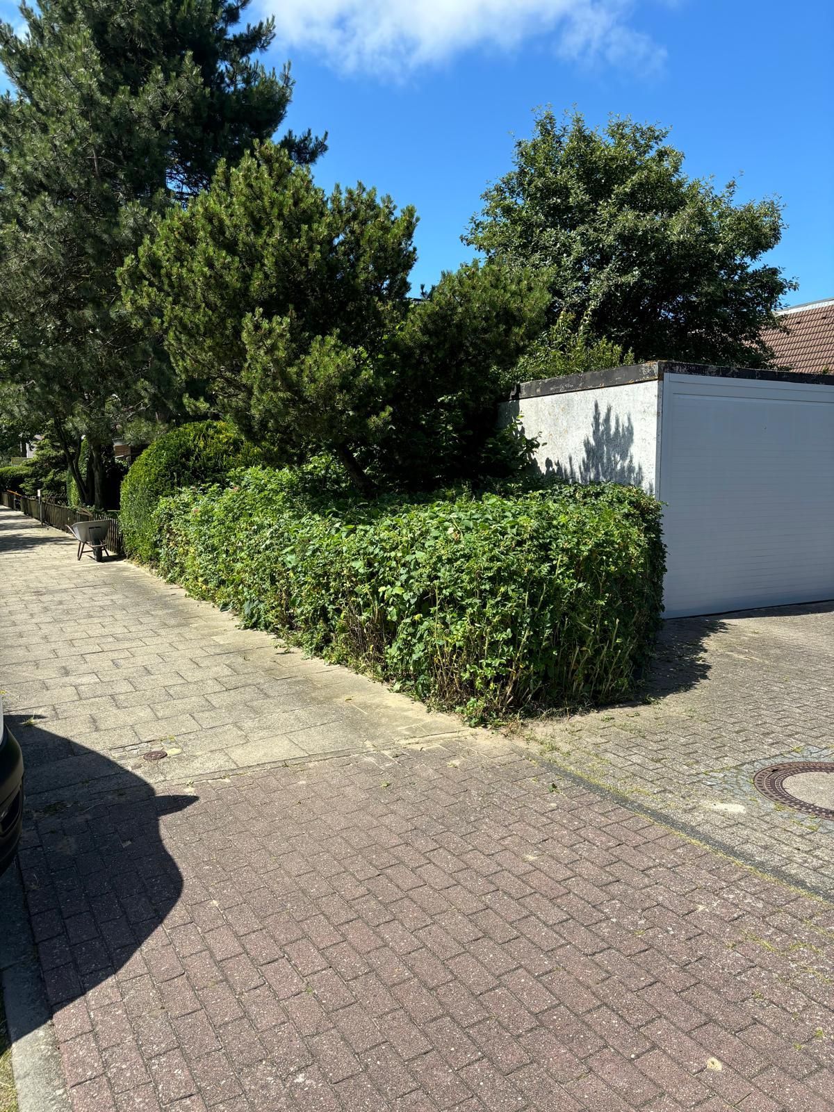 Ein Backsteinbürgersteig mit einem weißen Gebäude im Hintergrund