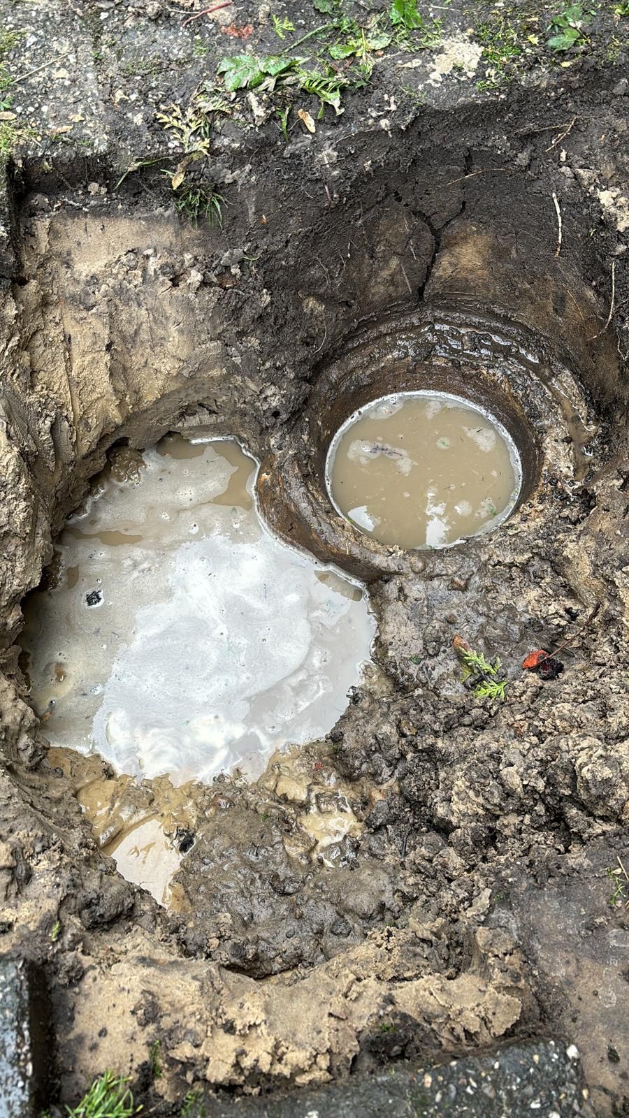 Da ist ein Loch im Boden, aus dem Wasser kommt.