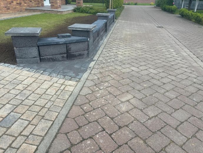 Ein Ziegelweg mit einer Ziegelmauer an der Seite.