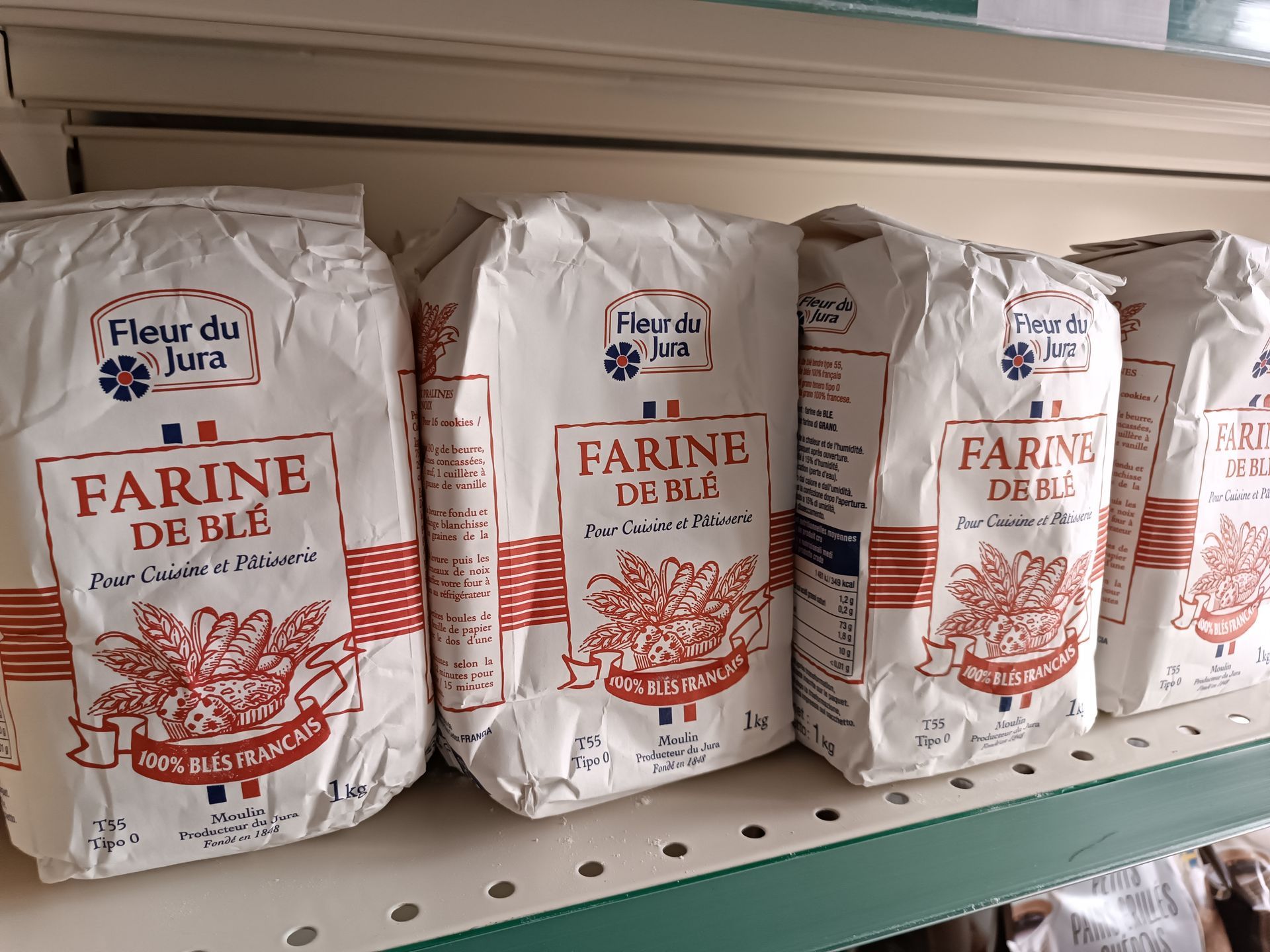 Des poches de farine de blé