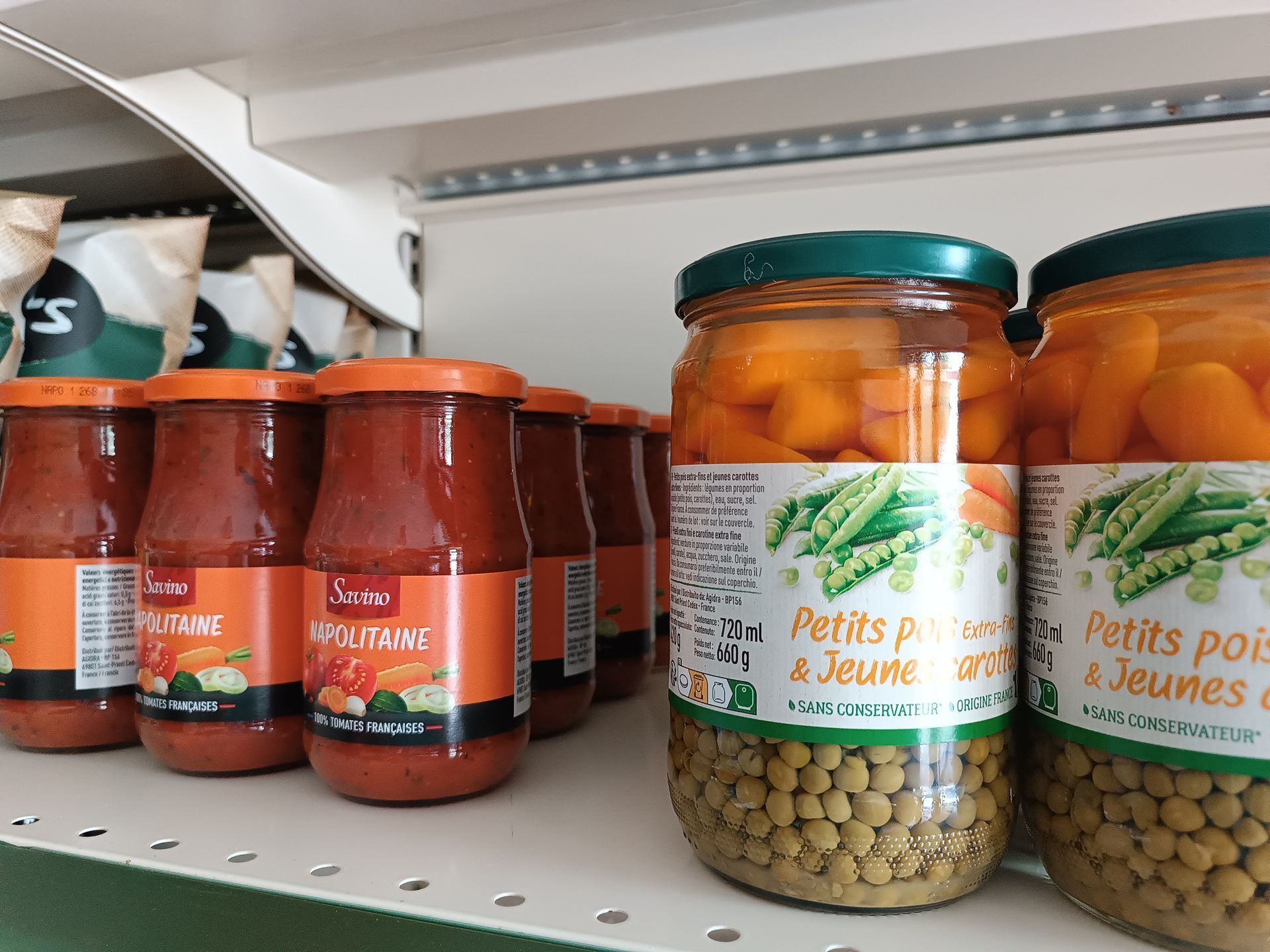 De la sauce tomate et des petits pois et carrottes