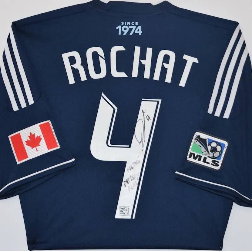 Maillot de soccer bleu marine avec l'inscription « ROCHAT » et le numéro « 4 », signé, arborant le drapeau canadien et le logo de la MLS.