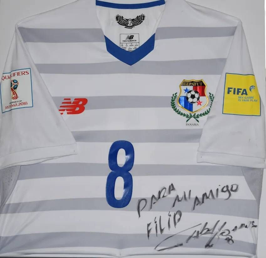 Maillot de football du Panama, blanc avec des accents bleus et le numéro 8, signé 
