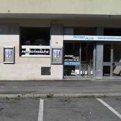 Extérieur d'une clinique de physiothérapie avec vue sur la rue ; enseignes « Physiothérapie » et « Physio Plus ».