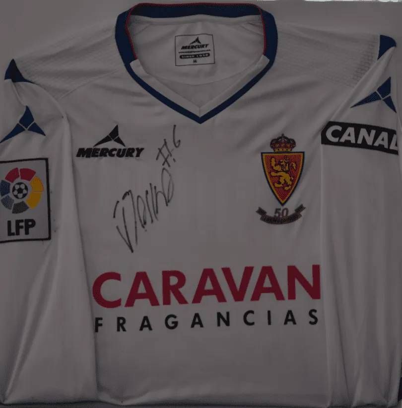 Maillot de football blanc avec des accents bleus et rouges, logo, signature et sponsor.