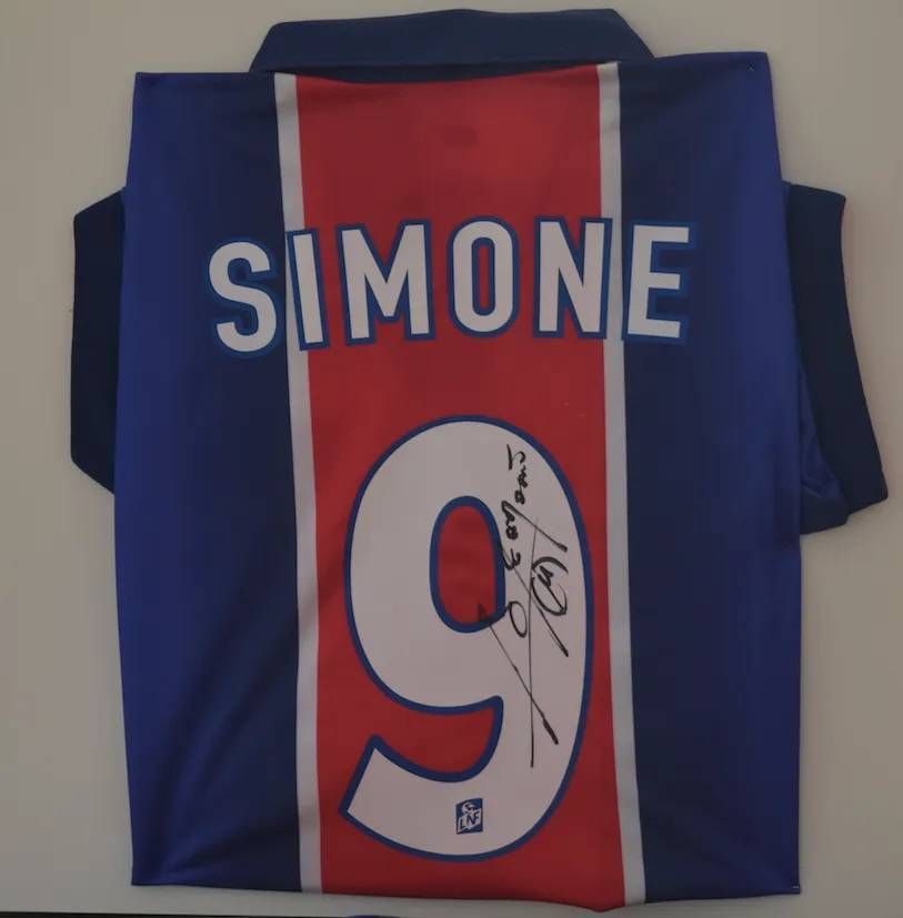 Maillot bleu et rouge du Paris Saint-Germain, floqué « SIMONE 9 » au dos avec autographe.