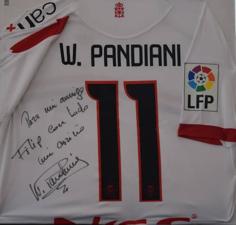 Maillot de football blanc avec l'inscription « W. Pandiani 11 » et sa signature, détails rouges.