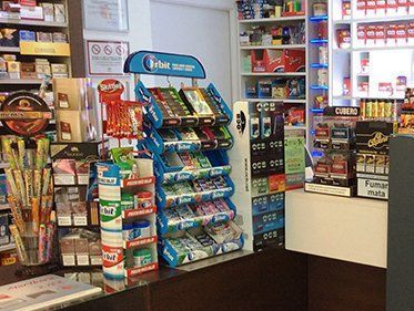 Una tienda llena de muchos dulces y cigarrillos.