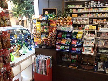 Una tienda llena de muchos dulces y bocadillos.