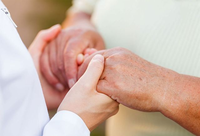 Un primer plano de una persona sosteniendo la mano de otra persona.