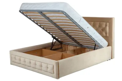Cama tapizada en color beige con estructura de colchón elevada que deja al descubierto compartimentos debajo de la cama.