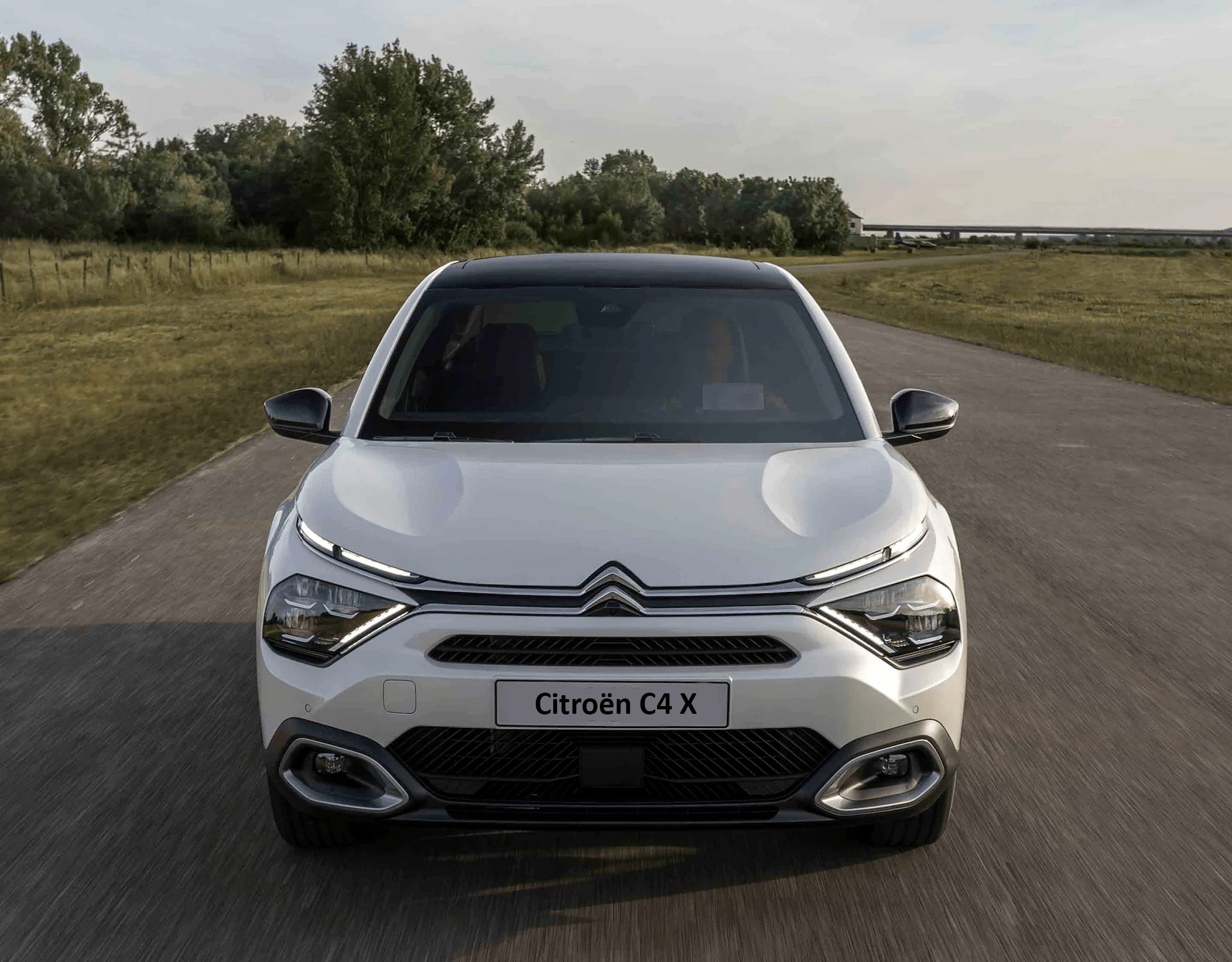 Citroën C4 X de face sur une route de campagne