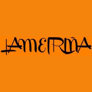 Texto estilizado negro "AMERMA" sobre fondo naranja.