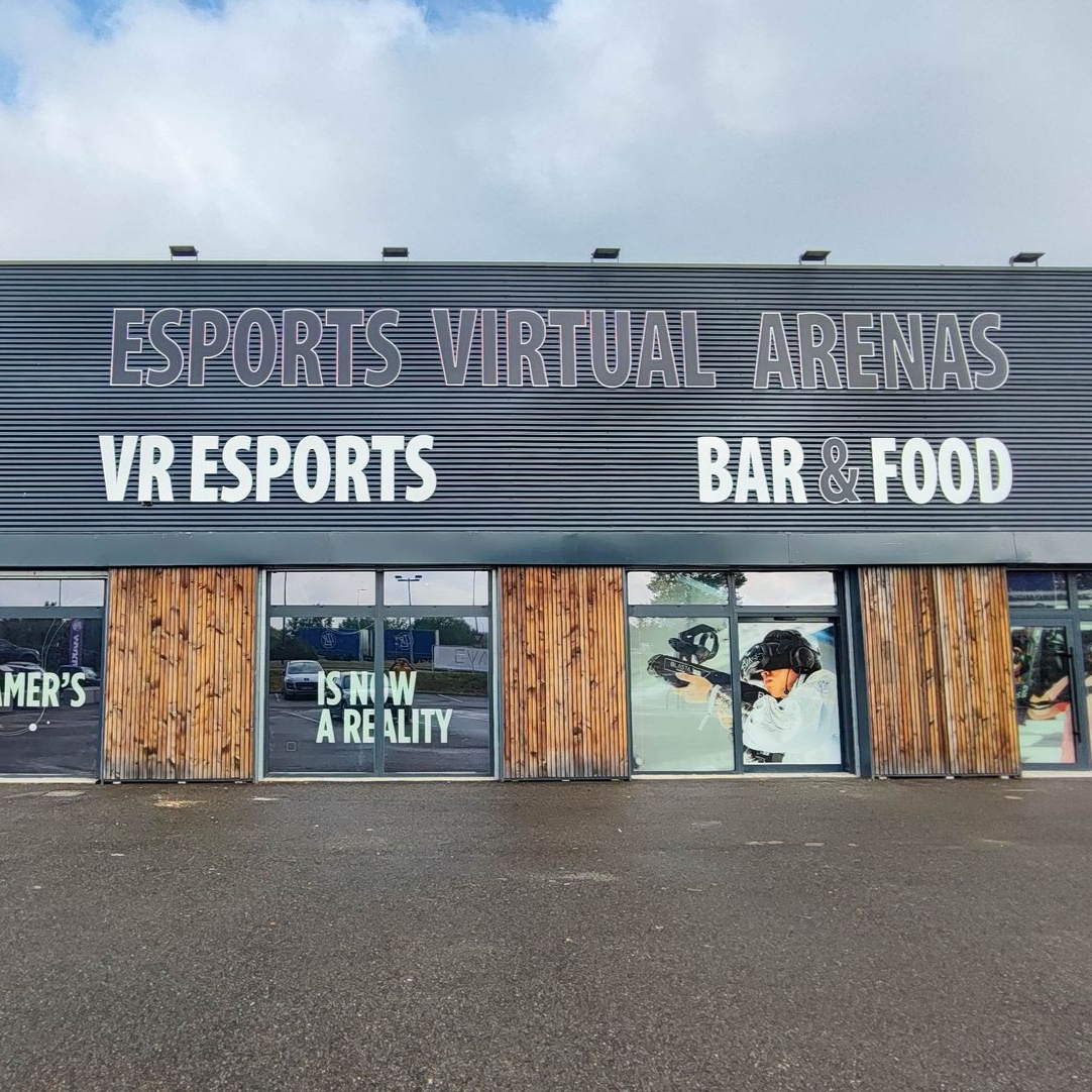 Entrepôt moderne noir avec de grandes baies vitrées et une enseigne Team 289, situé sur un parking extérieur.