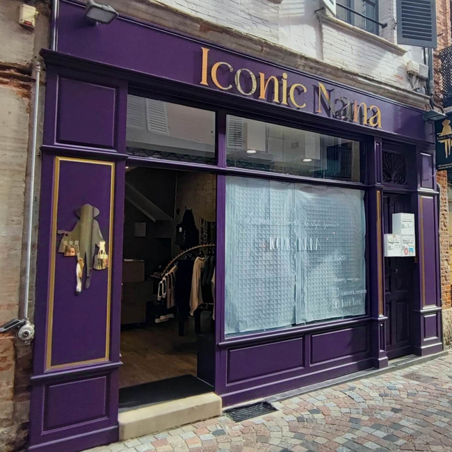 Une façade de bâtiment moderne avec des enseignes VR ESPORTS et BAR & RESTAURATION, dotée de grandes baies vitrées montrant des joueurs.