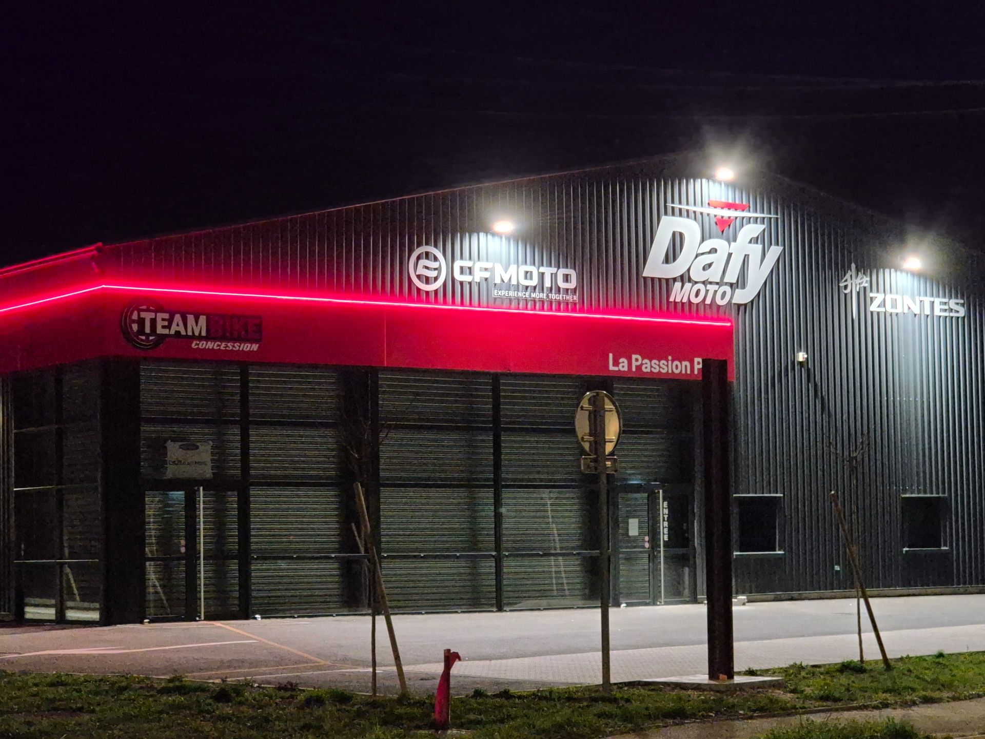 Enseigne de façade DAFY Moto surlignage LED