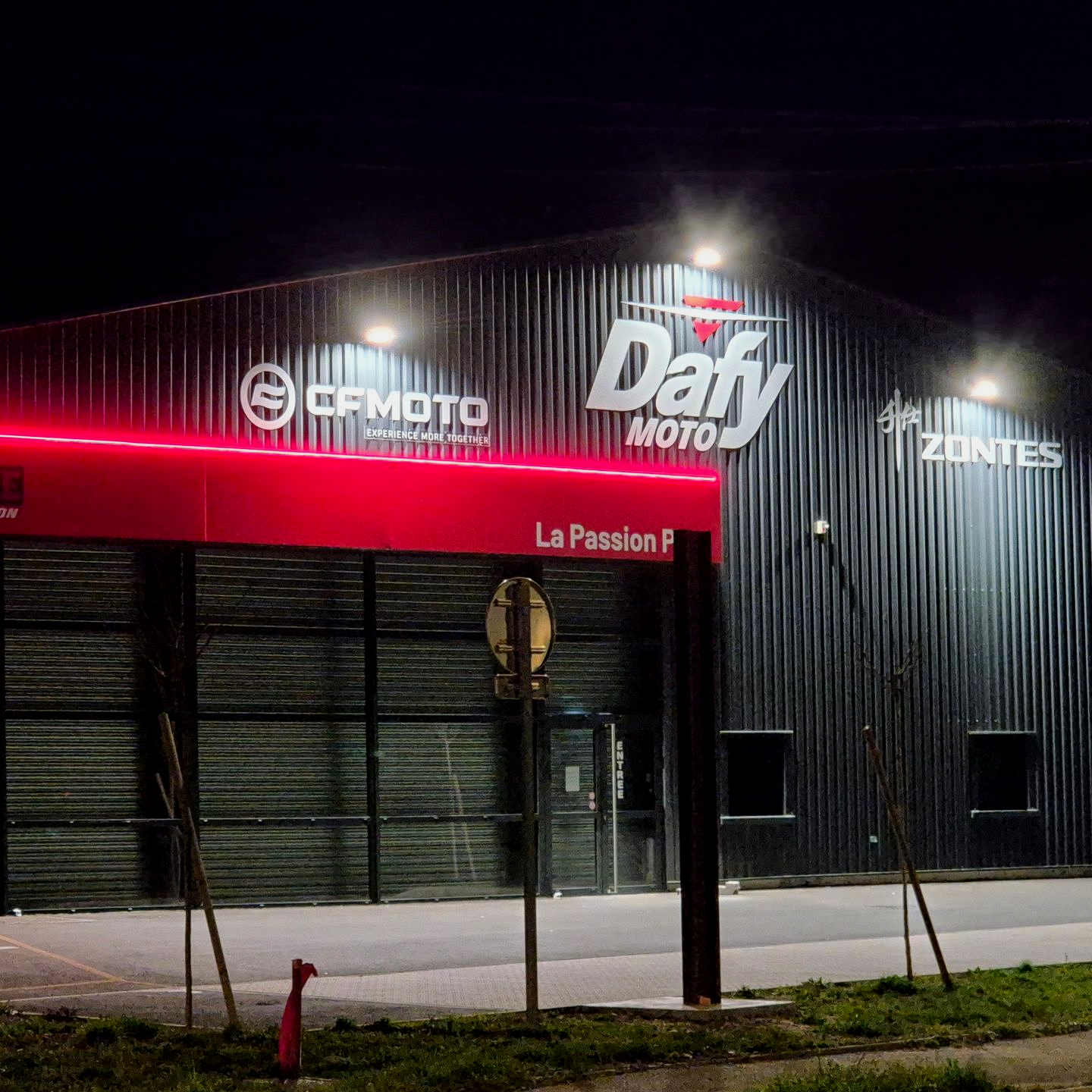 L'extérieur du bâtiment Esports Virtual Arenas, proposant des jeux en réalité virtuelle, un bar et des services de restauration, avec une enseigne sur toute la largeur du bâtiment.