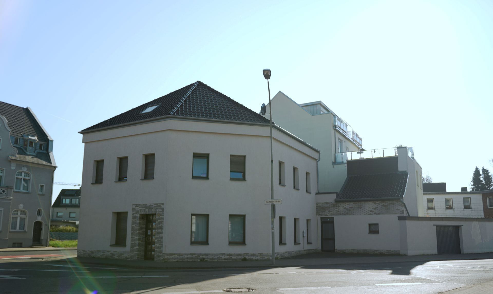 B&B Immobilien GmbH - Mehrfamilienhäuser mit verglasten Balkonen