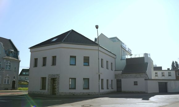B&B Immobilien GmbH - Mehrfamilienhäuser mit verglasten Balkonen
