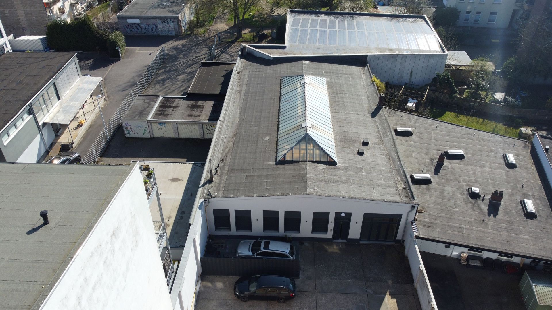 B&B Immobilien GmbH - Modellhaus auf dem Schreibtisch eines Immobilienmaklers