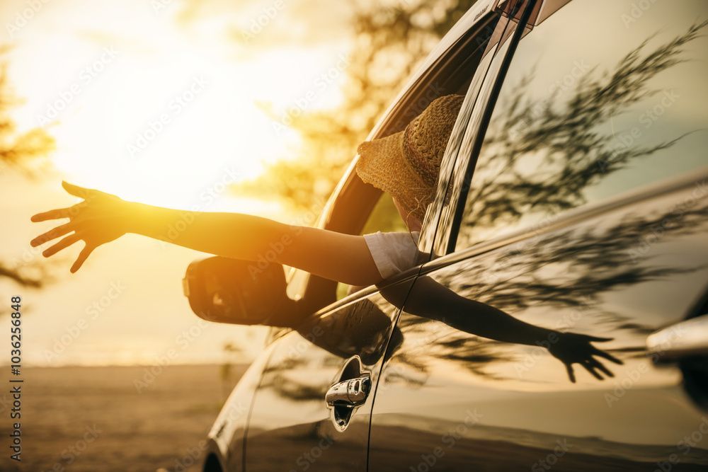 Frau fährt im Auto