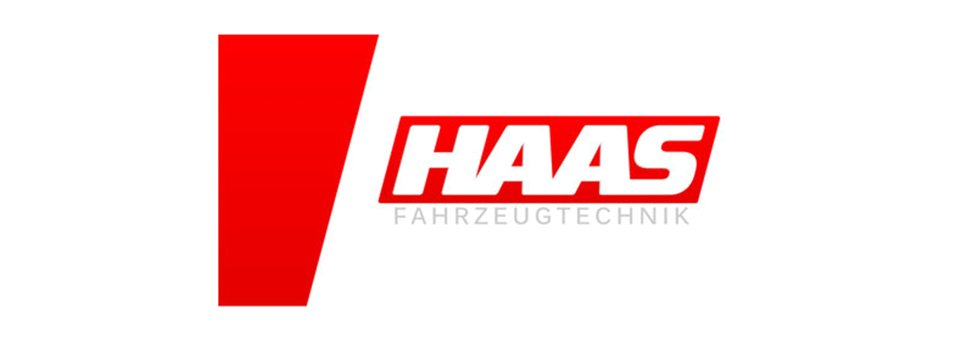 Ein rot-weißes Haas-Logo auf weißem Hintergrund