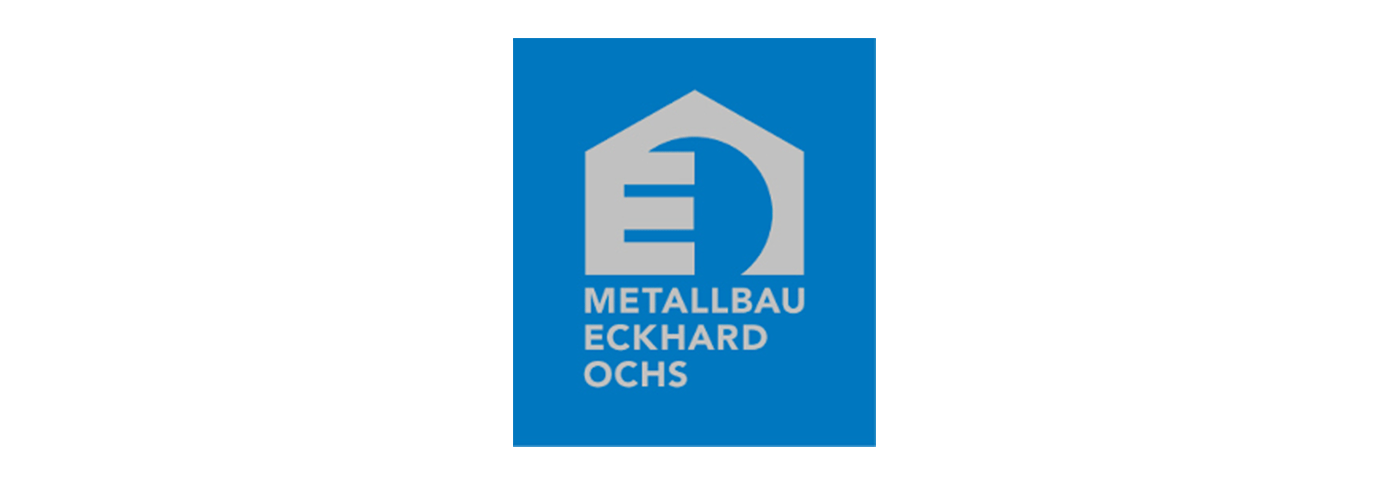 Ein blaues Schild mit der Aufschrift Metallbau Eckhard Ochs