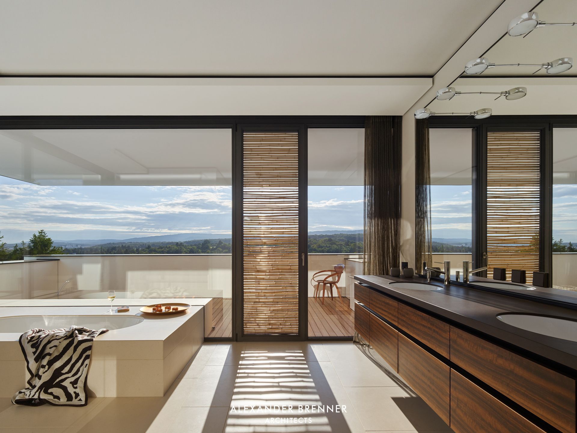 Ein Badezimmer mit Badewanne und zwei an der Wand hängenden Handtüchern.