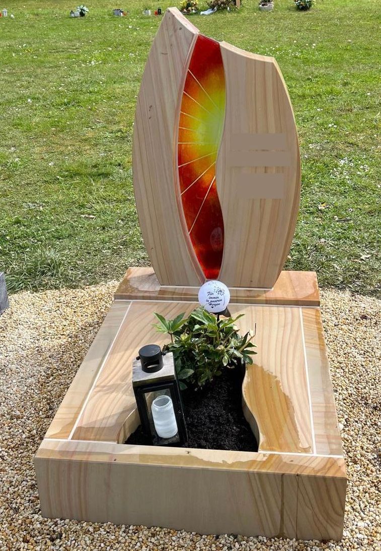 Ein Friedhof mit vielen Gräbern und Blumen darauf