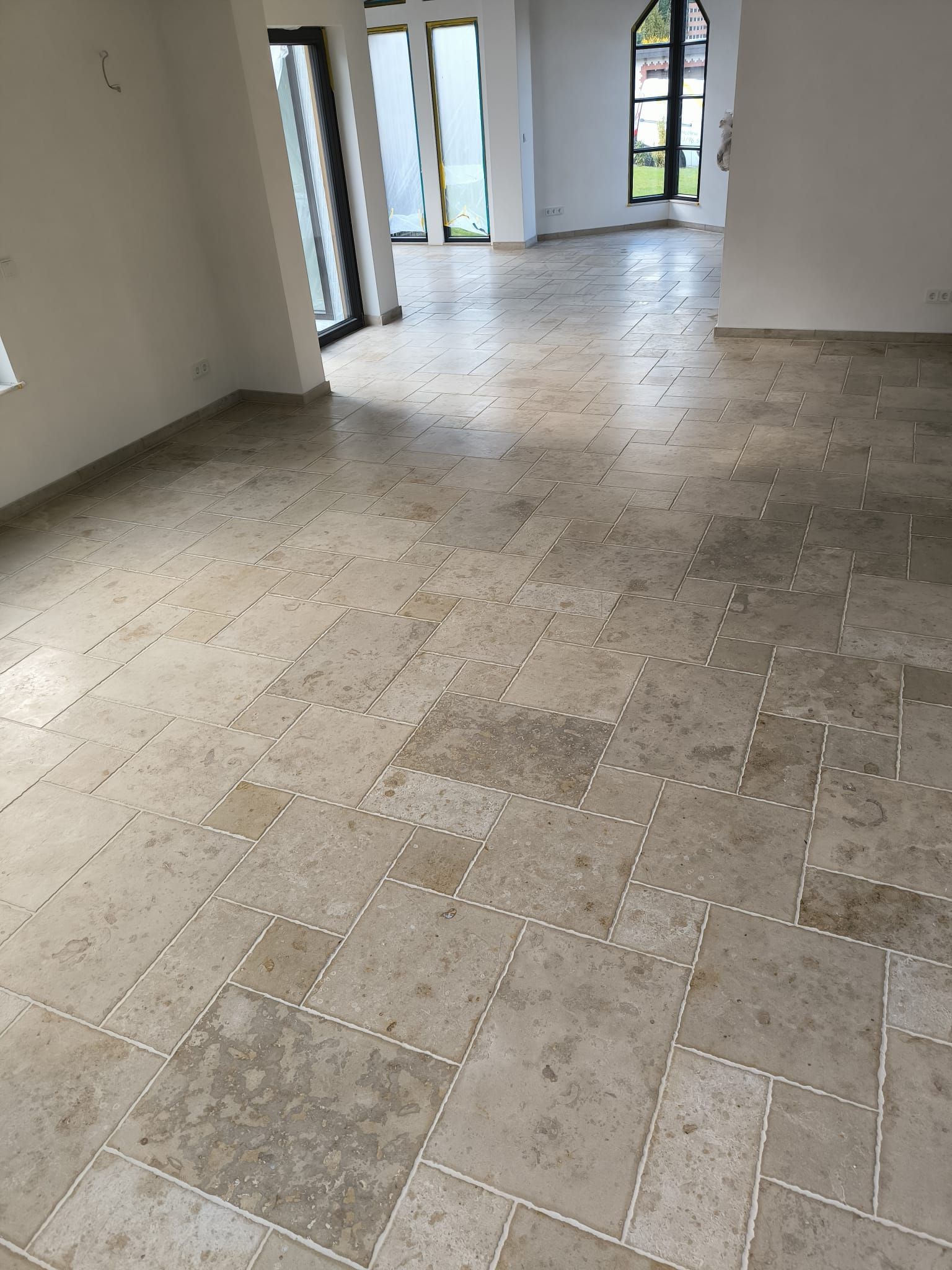 Ein Badezimmer mit Badewanne, Toilette, Waschbecken und Fenster.