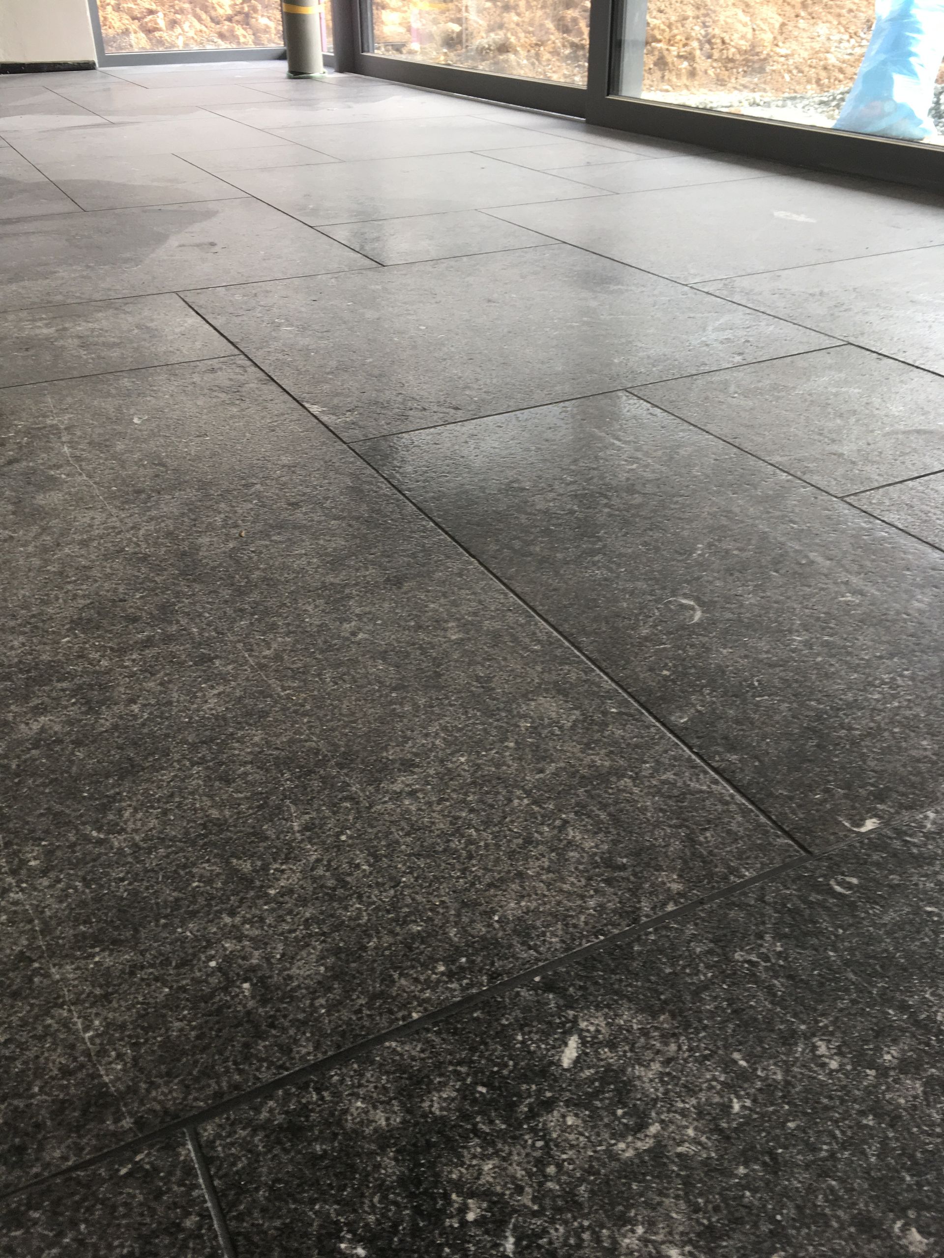 Ein Badezimmer mit Badewanne, Toilette, Waschbecken und Fenster.