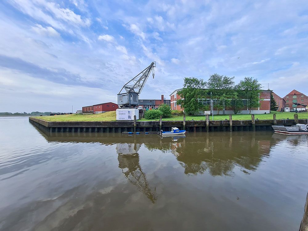 Eine große Wassermasse mit einem Kran in der Mitte.