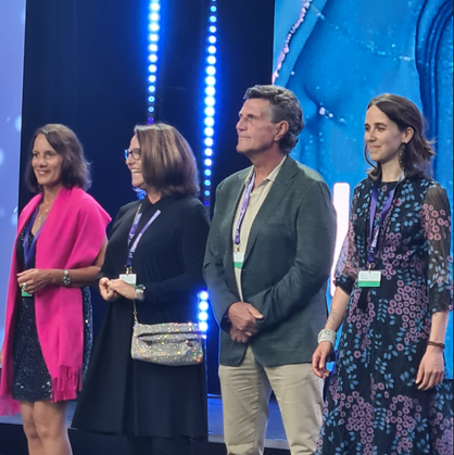 eine Gruppe von Menschen steht auf einer Bühne