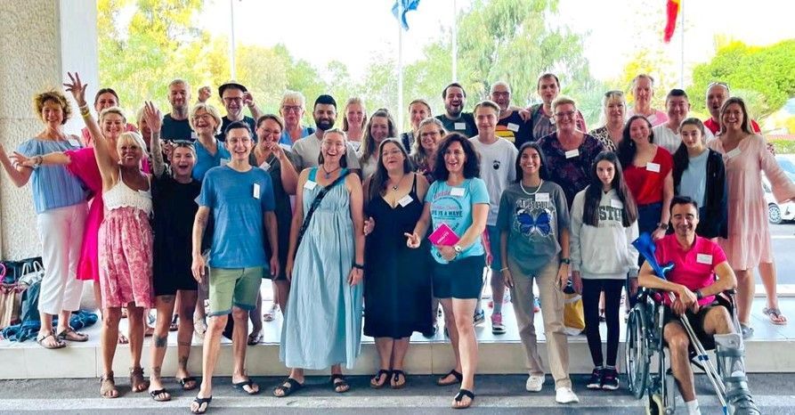 eine große Gruppe von Menschen posiert für ein Foto .