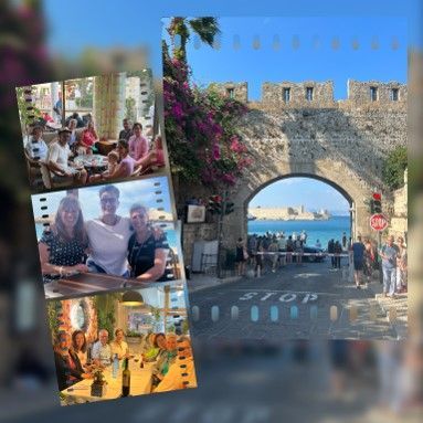 Eine Gruppe von Menschen posiert für ein Foto vor einem Steintor .