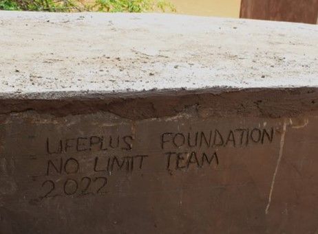 ein brauner Betonblock mit der Aufschrift 