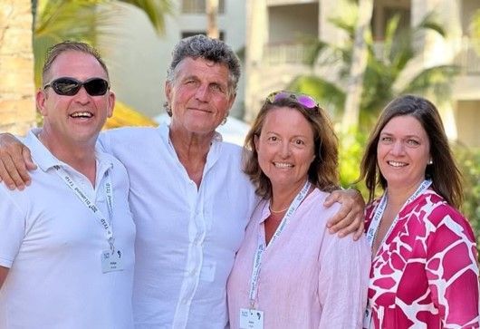 ein Mann und zwei Frauen posieren für ein Foto .