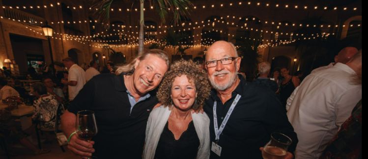 ein Mann und eine Frau posieren für ein Foto auf einer Party .