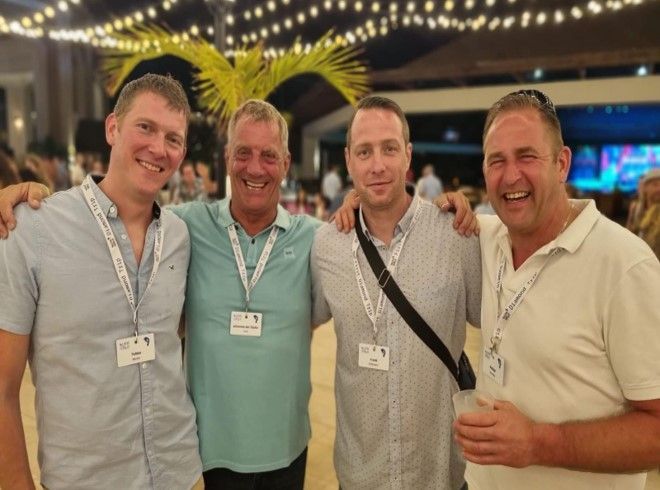 eine Gruppe von vier Männern posiert für ein Foto .