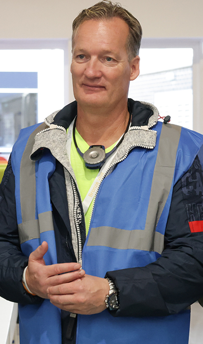 ein Mann trägt eine blaue Warnweste